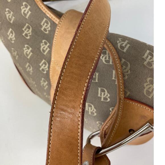 DOONEY & BOURKE LARGE SIGNATURE SHOULDER BAG WITH LATCH (ASIS) - Picture 11 of 16